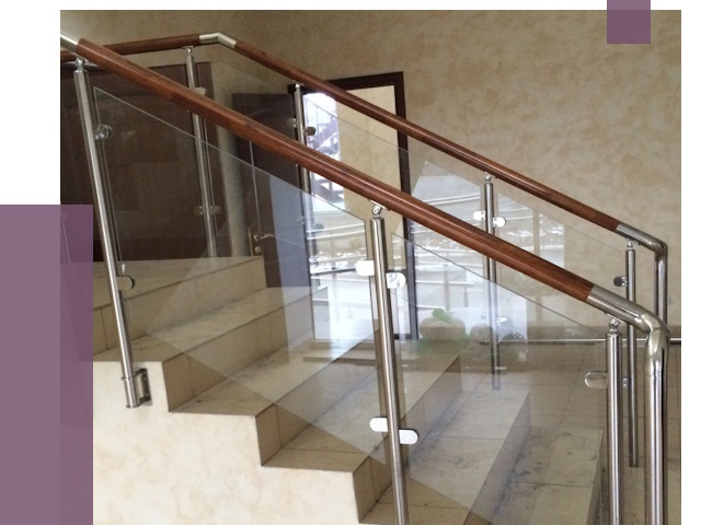 Комбинированные перила из металла и дерева в Рыбинске